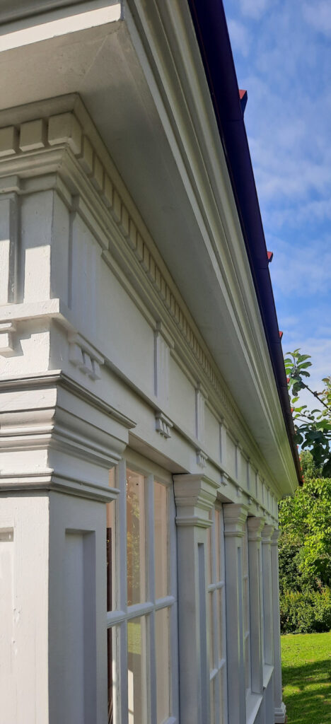 Old-fashioned entablature upper wall .