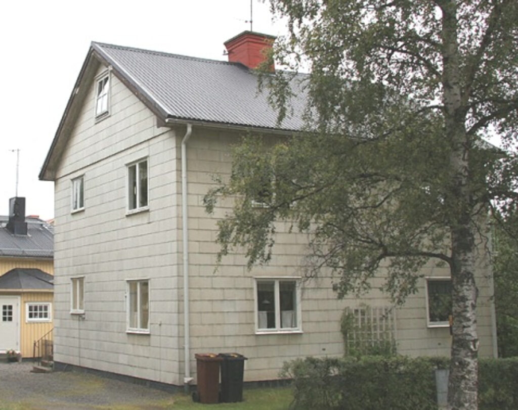 House facade before makeover.