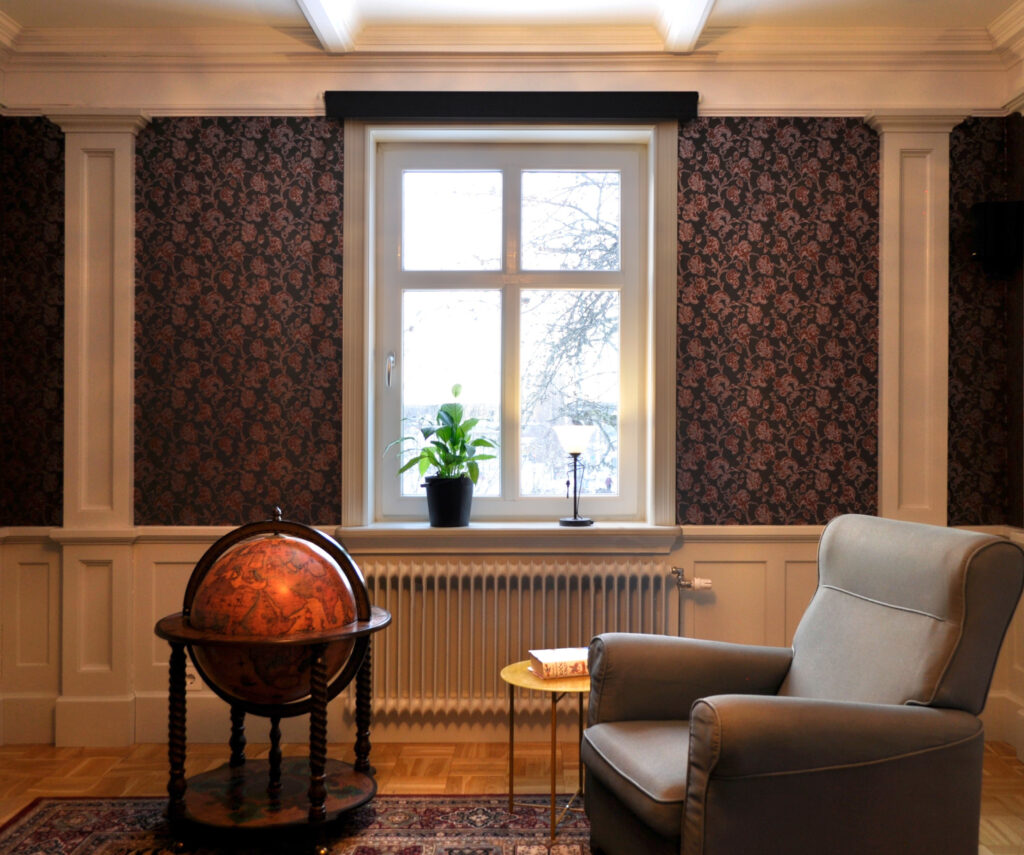 Rom with pilasters and wainscot.